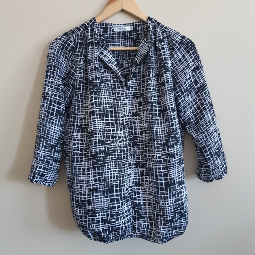 Ricki's black and white geometric patterned blouse Size small